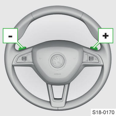 Skoda Scala. Cambio manual con las palancas de cambio en el volante