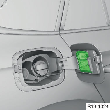 Skoda Scala. Rasqueta de hielo en la tapa del depósito de combustible